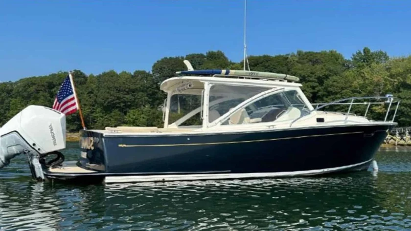 2008 MJM 29z on a mooring.