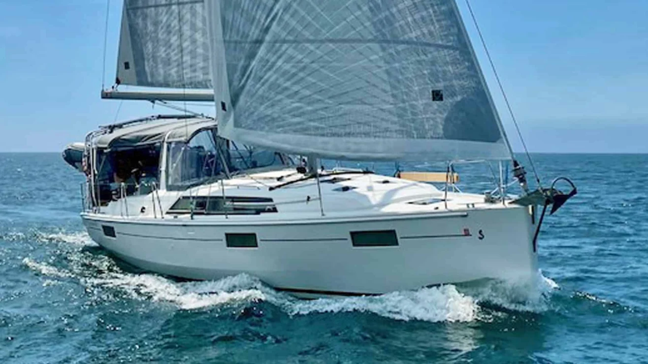 TRUE NORTH, 2018 Beneteau Oceanis 41.1