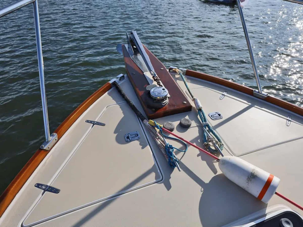 Image of REPETE, 2004 Bruckmann Bluestar 37 view of anchor and foredeck.