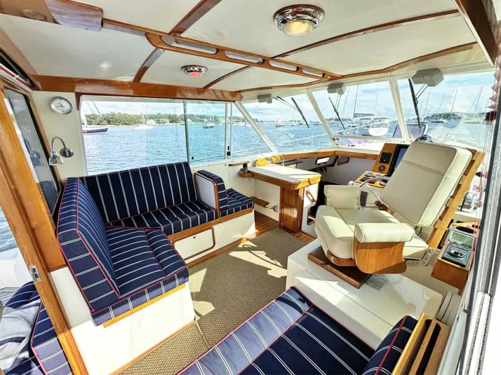 Image of REPETE, 2004 Bruckmann Bluestar 37, looking forward into pilothouse.