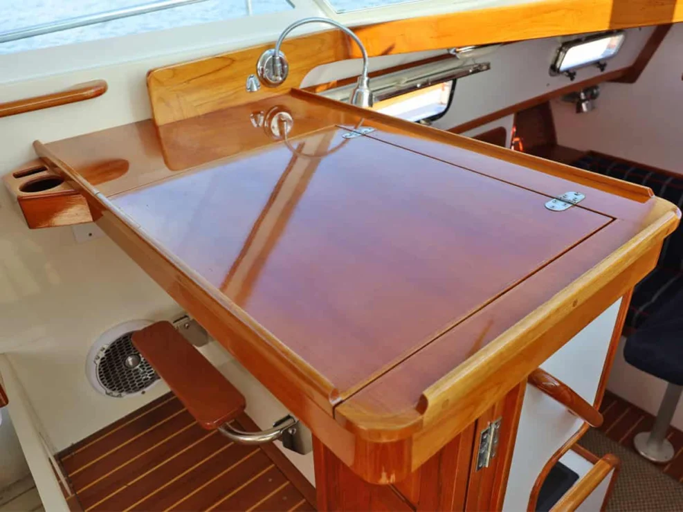 Image of REPETE, 2004 Bruckmann Bluestar 37, view of chart table, port.