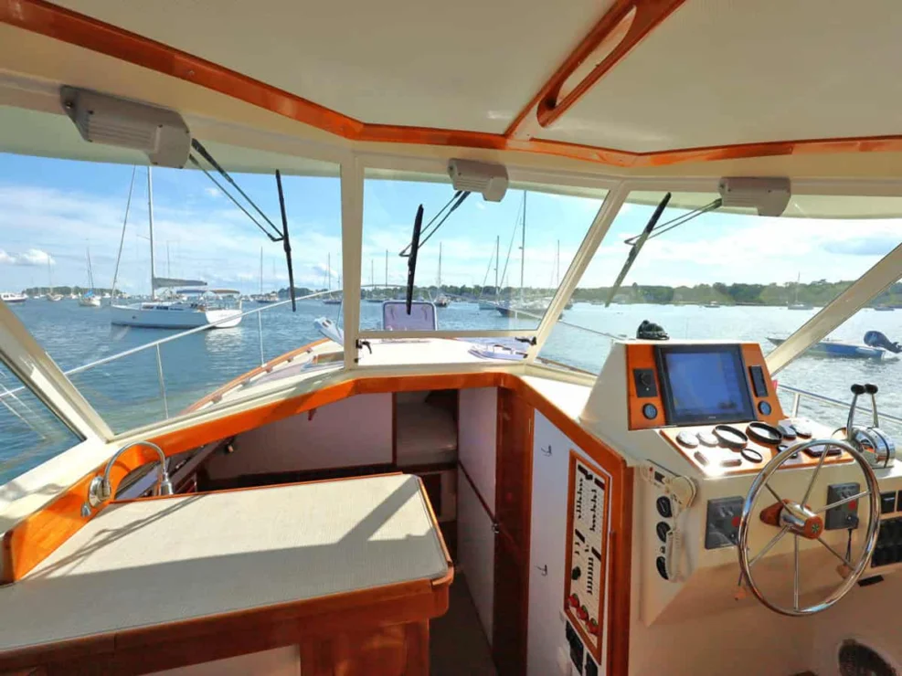 Image of REPETE, 2004 Bruckmann Bluestar 37, view of the expansive sightlines in the pilothouse.