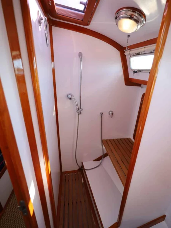 Image of REPETE, 2004 Bruckmann Bluestar 37, view of the shower stall.