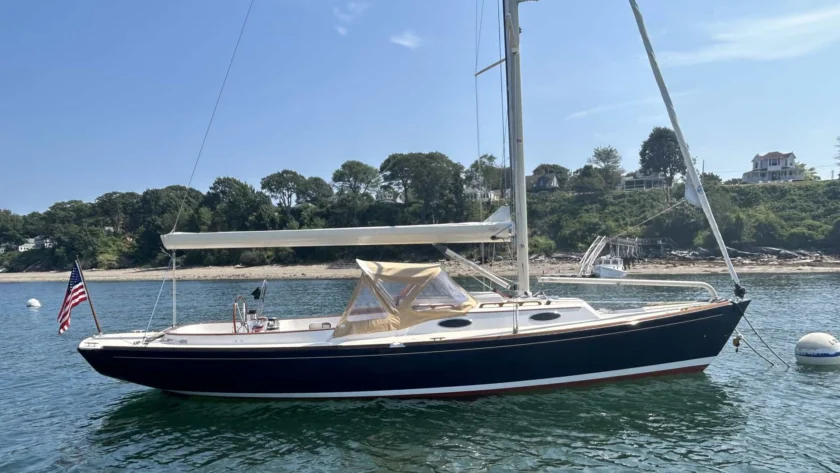 Alerion 33 starboard profile on mooring.