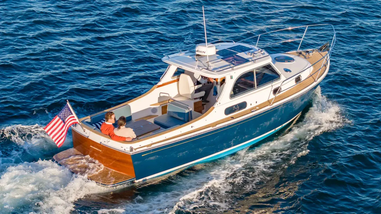 2025 Duchy 27 side profile cruising on the water.