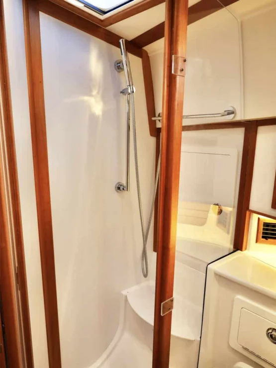 2018 Sabre 48 Flybridge Defy Gravity, guest head and shower.