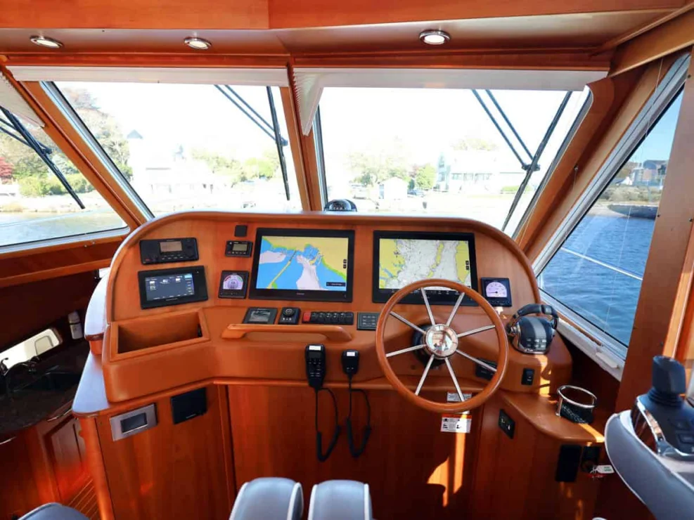 2018 Sabre 48 Flybridge Defy Gravity, helm in salon.