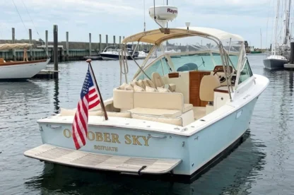 2007 Hunt Harrier 25 stern view of boat at rest in the harbor.
