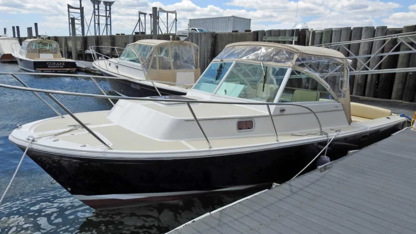 2005 Hunt Surfhunter 25 on the dock.