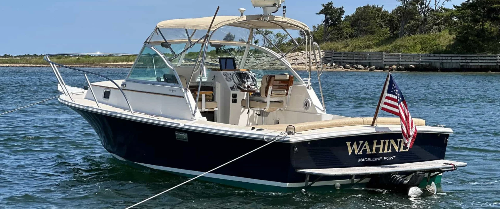 2005 Hunt Yachts Surfhunter 25 For Sale - Exterior view of port quarter and transom.