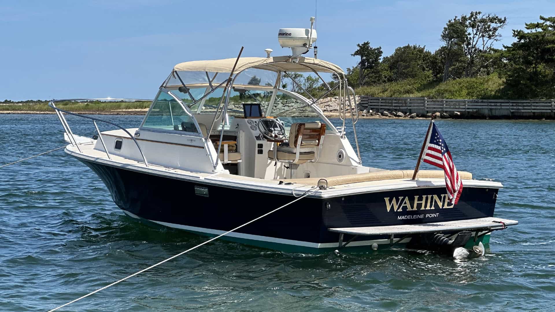 2005 Hunt Yachts Surfhunter 25 For Sale - Exterior view of port quarter and transom.