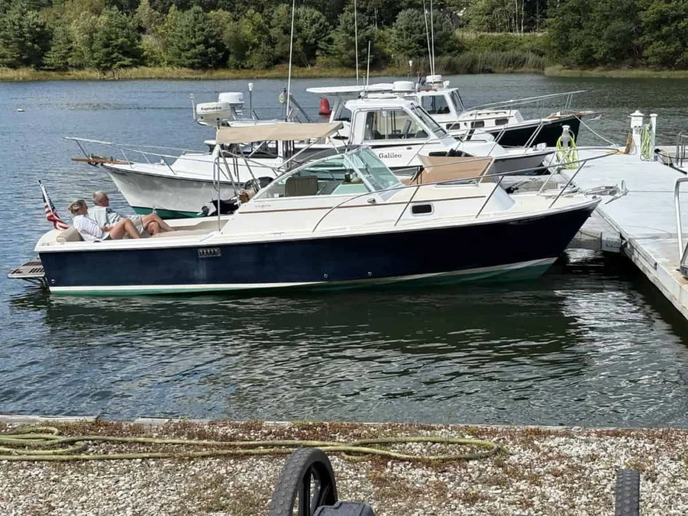 2005 Hunt Yachts Surfhunter 25 for sale profile at dock.