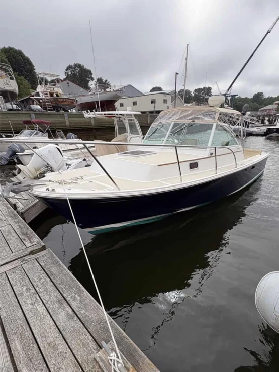 2005 Hunt Yachts Surfhunter 25 for sale port bow view on dock.