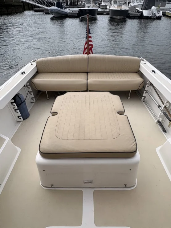 2005 Hunt Yachts Surfhunter 25 for sale, view of cockpit seating.