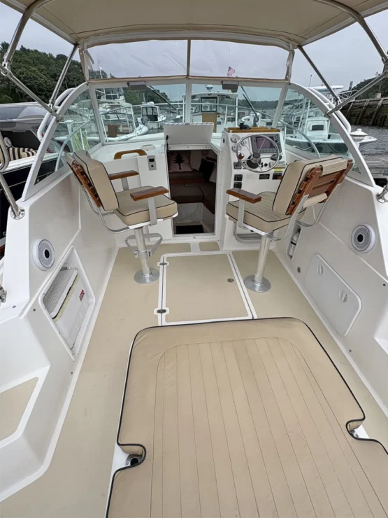 2005 Hunt Yachts Surfhunter 25 for sale, view of cockpit forward.