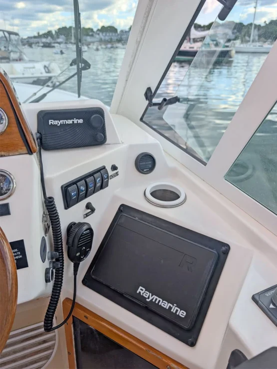 2007 Hunt Harrier 25 additional Raymarine navigation.