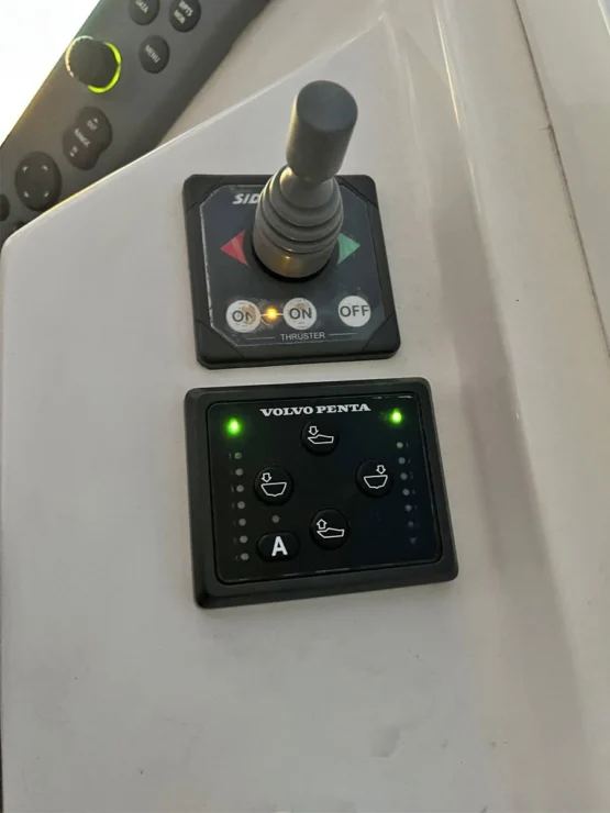2007 Hunt Yachts Harrier 25 October Sky view of bow thruster and engine readout