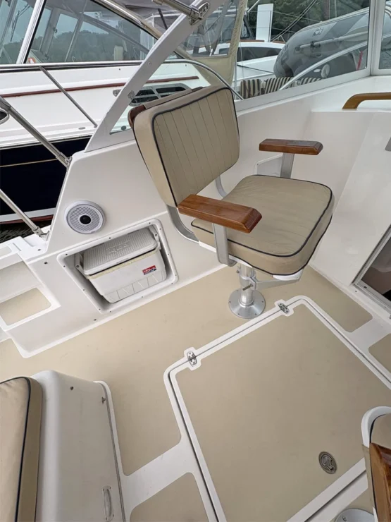 2005 Hunt Yachts Surfhunter 25 for sale, companion seat.