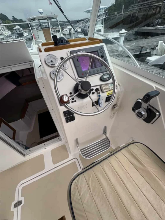 2005 Hunt Yachts Surfhunter 25 for sale helm detail.
