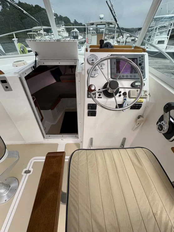 2005 Hunt Yachts Surfhunter 25 for sale, view of helm and companionway.