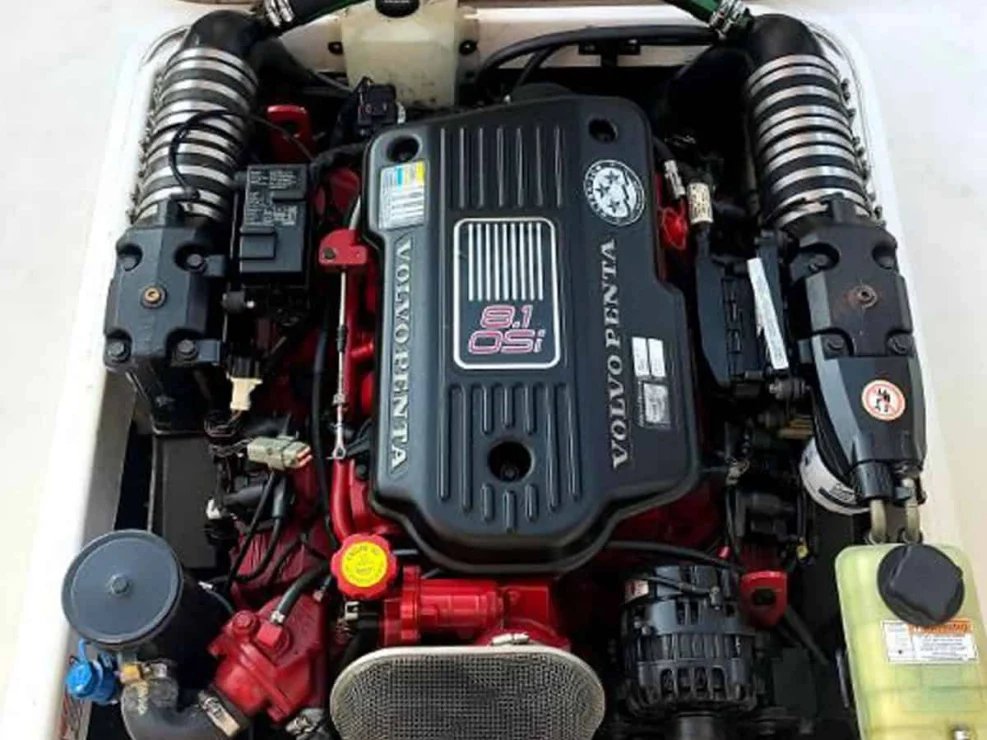 2007 Hunt Harrier 25 Volvo 375hp engine top view.