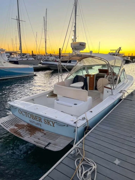 2007 Hunt Yachts Harrier 25 October Sky view of transom at the dock at sunset