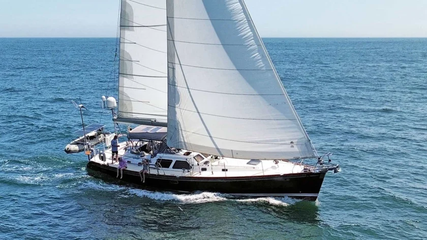 2009 Hylas 54 sailing upwind.