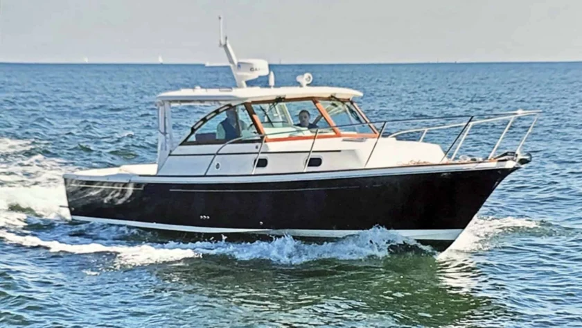 2017 Hunt Surfhunter 29 cruising.