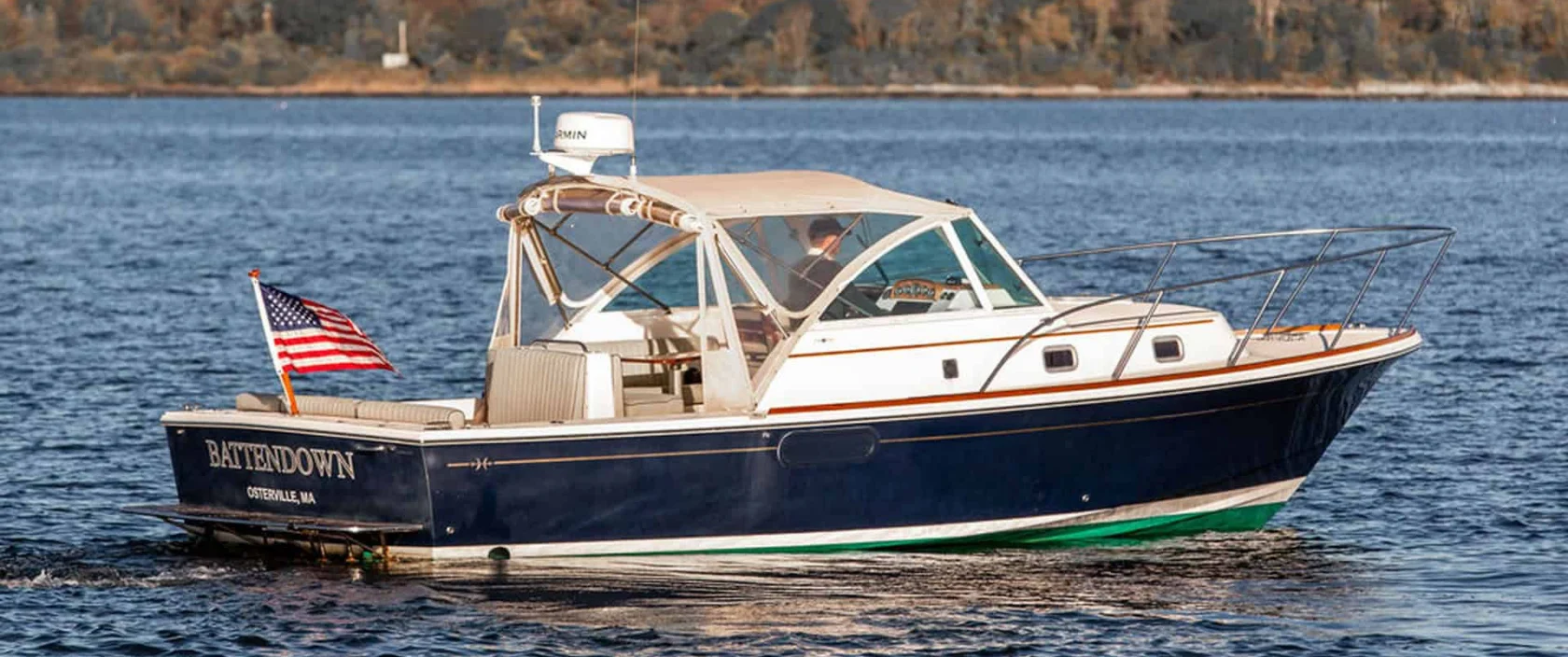 2007 Hunt Yachts Surfhunter 29 for sale - Starboard side profile on the water