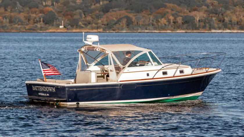 2007 Hunt Yachts Surfhunter 29 for sale - Starboard side profile on the water
