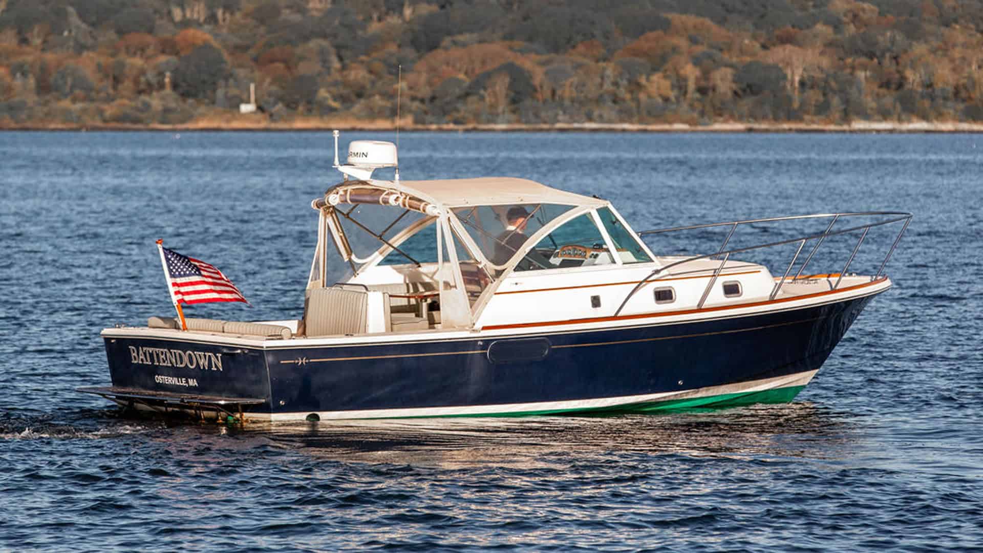 2007 Hunt Yachts Surfhunter 29 for sale - Starboard side profile on the water