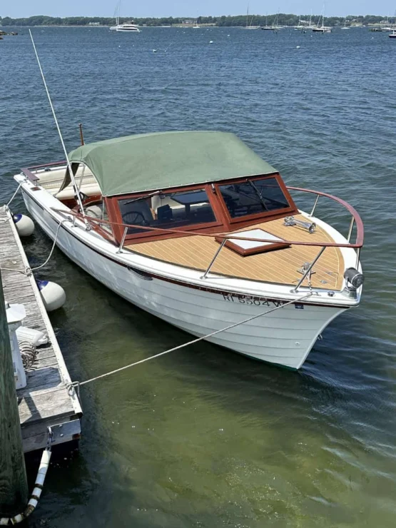 1990 Windsor Craft 26 Picnic Boat, bow view from above.