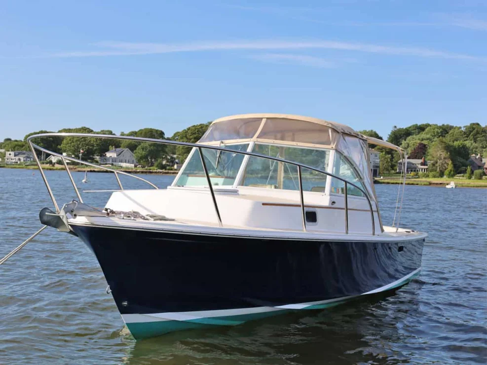 2003 Hunt Yachts Surfhunter 25 for sale - POrt bow in the water.