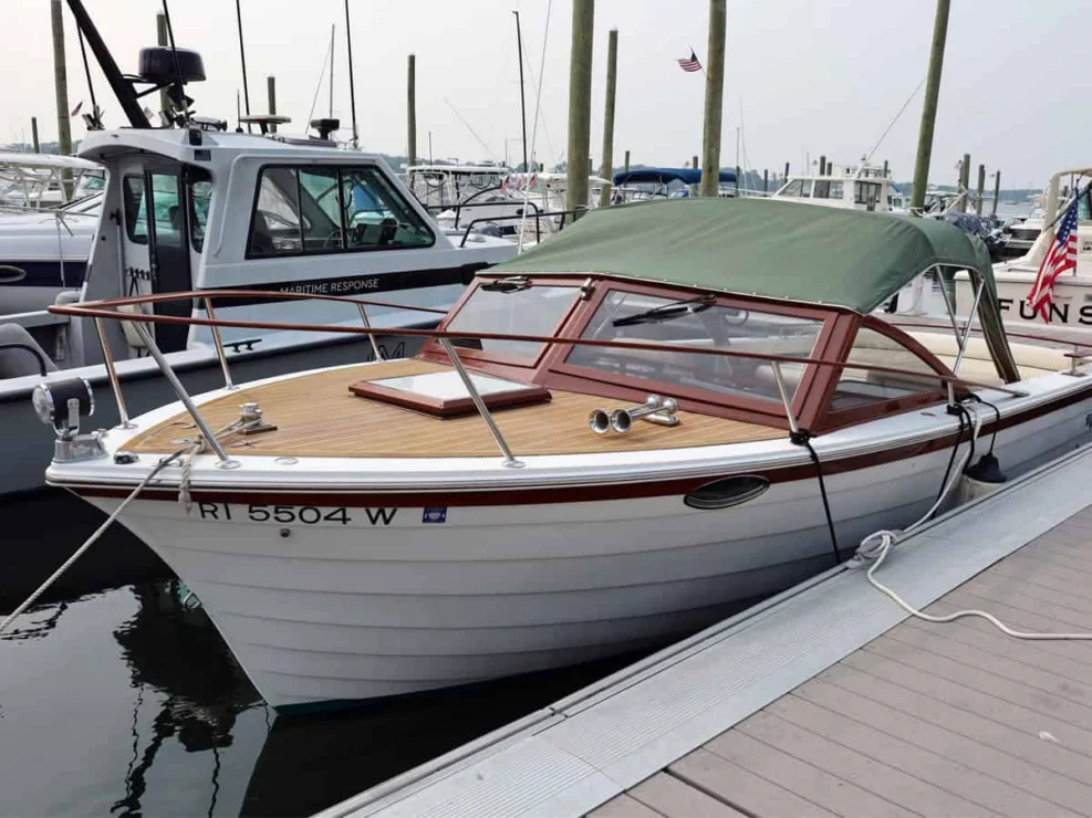 1990 Windsor Craft 26 Picnic Boat, bow profile view.