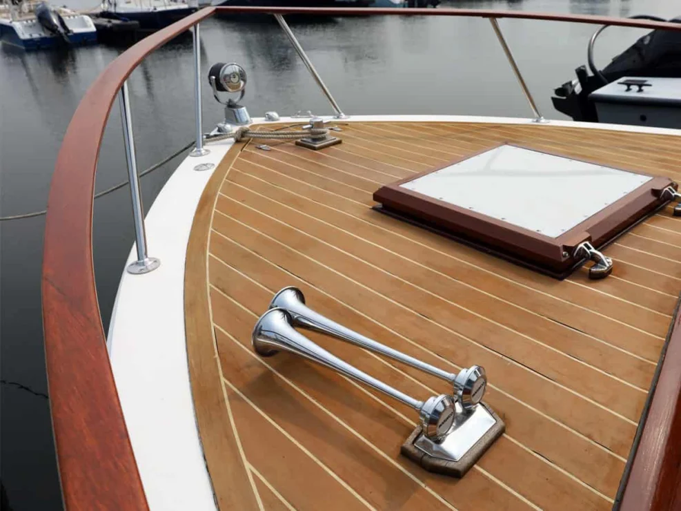 1990 Windsor Craft 26 Picnic Boat, view of foredeck.