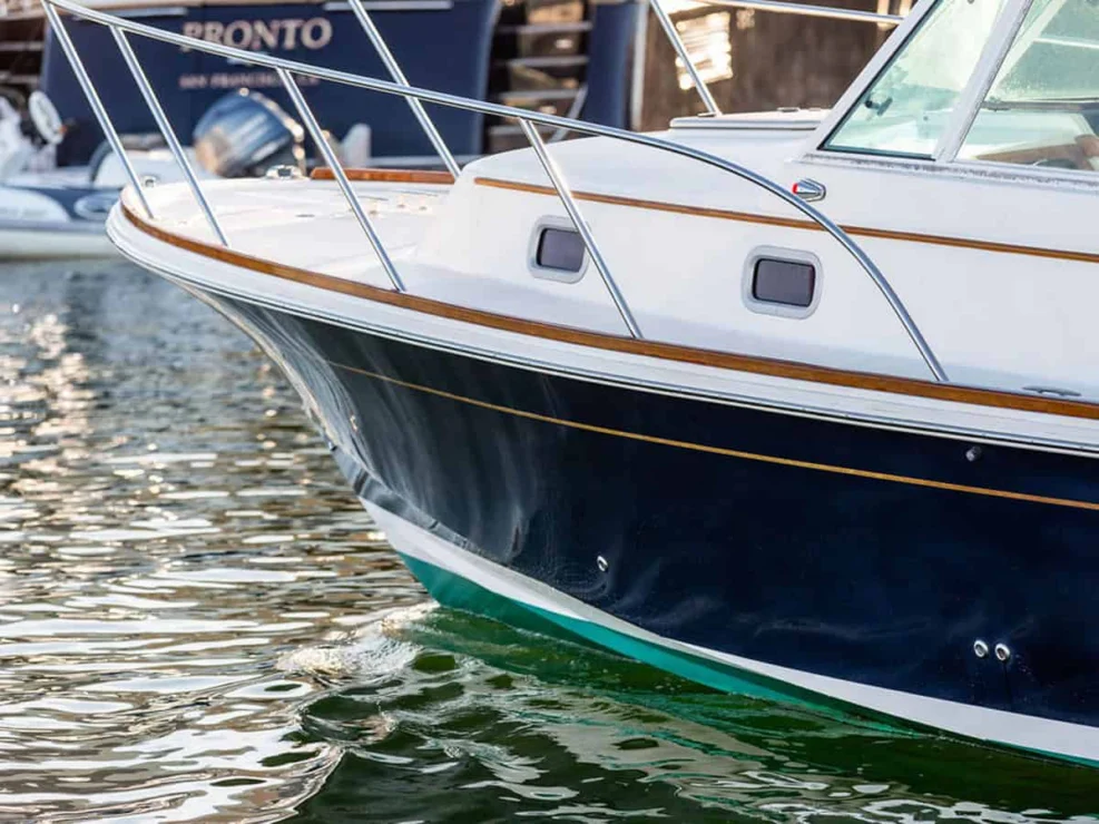 2007 Hunt Yachts Surfhunter 29 for sale - port bow at dock