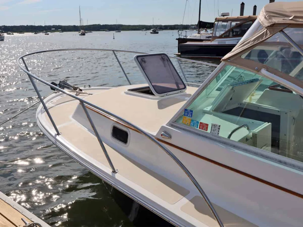 2003 Hunt Yachts Surfhunter 25 for sale - midships looking forward to bow, with open hatch visible