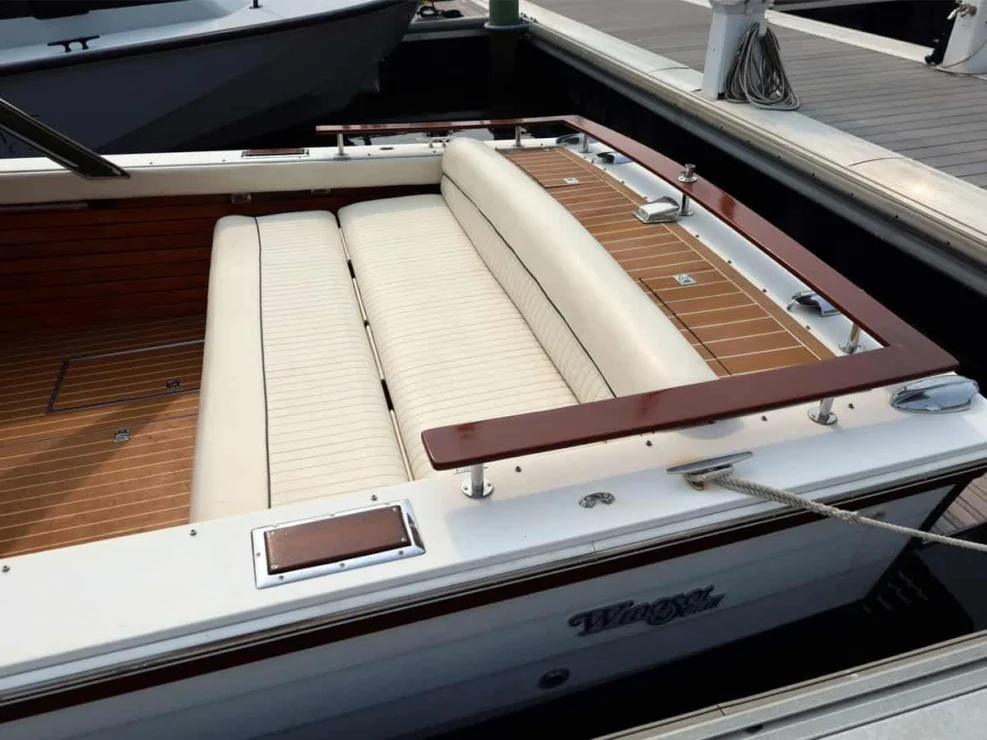 1990 Windsor Craft 26 Picnic Boat, convertible stern settee.