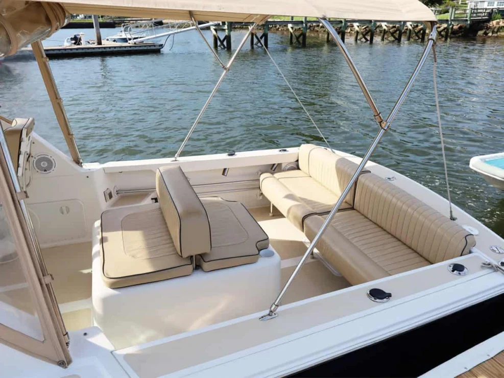 2003 Hunt Yachts Surfhunter 25 for sale -View of cockpit from port, in the water.
