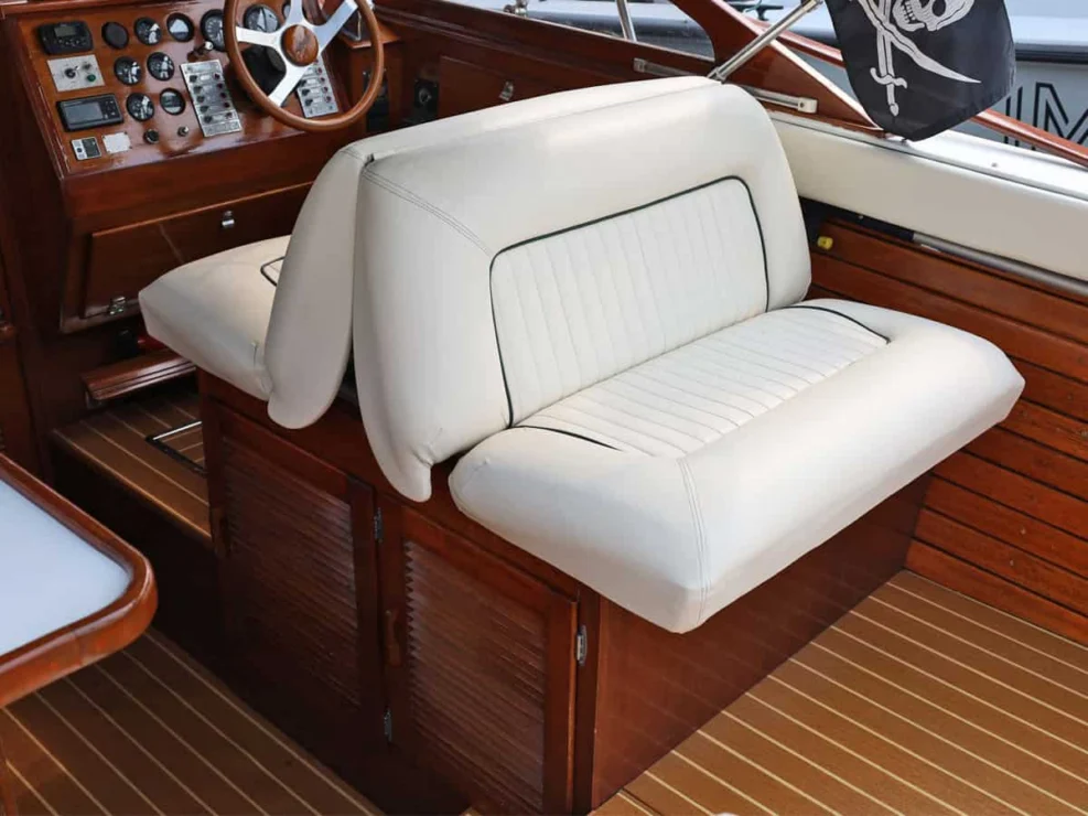 1990 Windsor Craft 26 Picnic Boat, front and back settee.