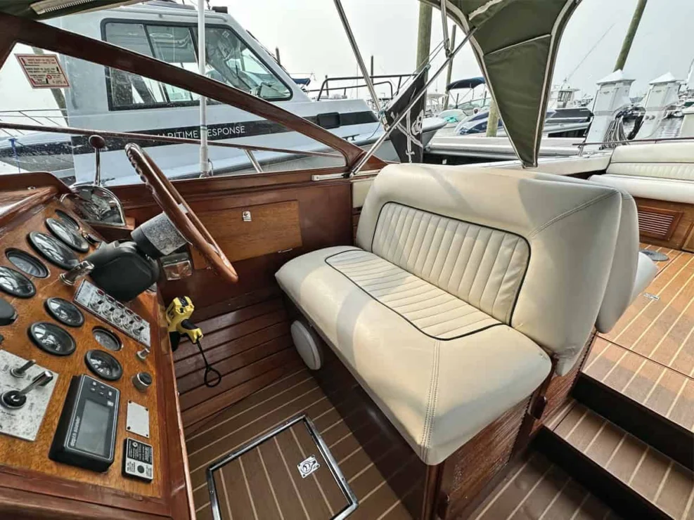 1990 Windsor Craft 26 Picnic Boat, helm side view.