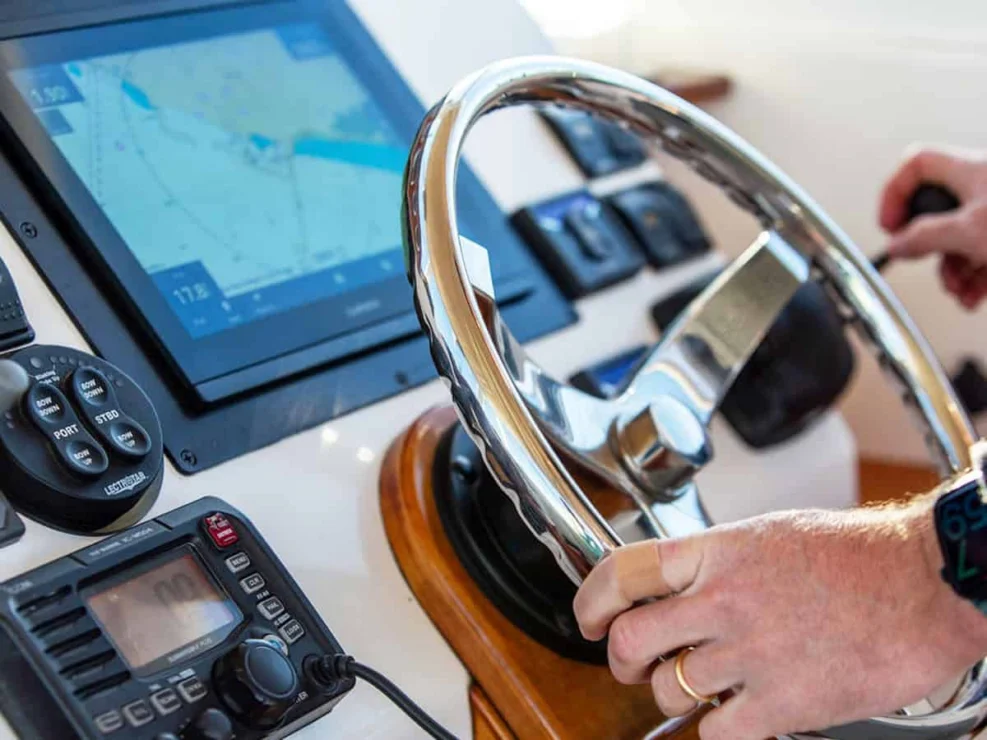 2007 Hunt Yachts Surfhunter 29 for sale - Helm Detail