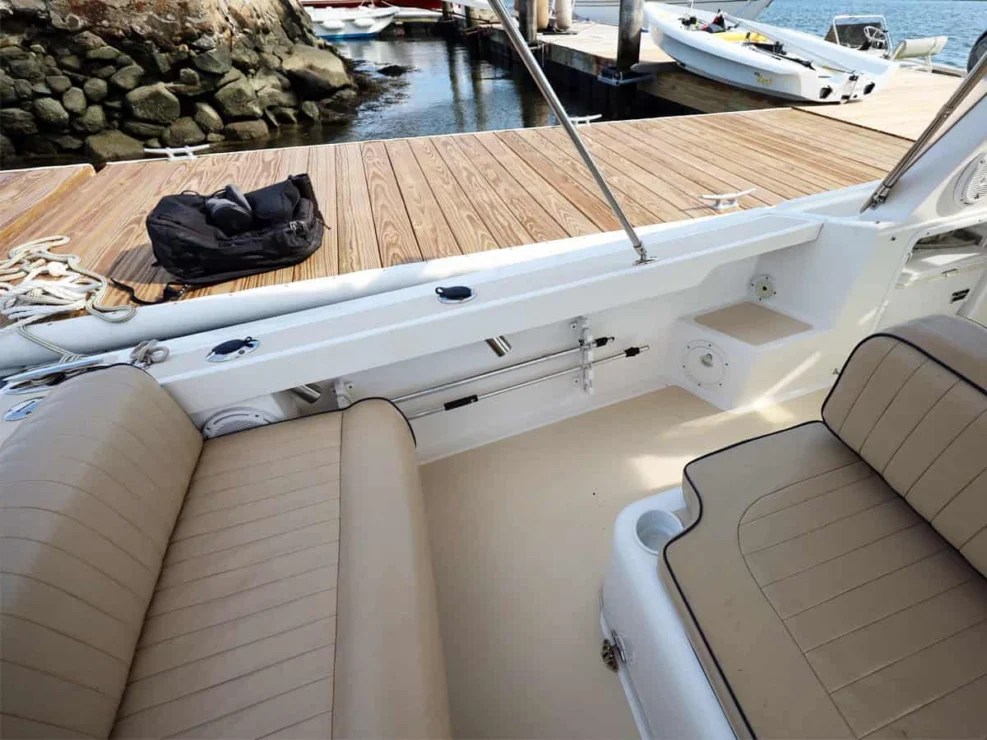 2003 Hunt Yachts Surfhunter 25 for sale - cockpit seating, view to port