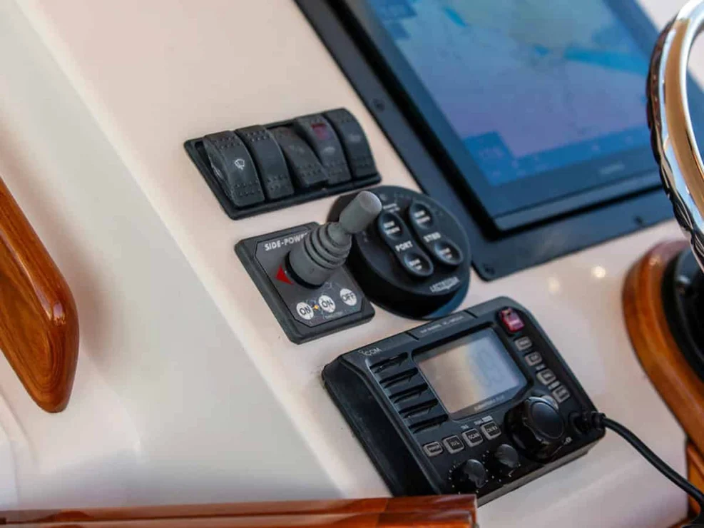 2007 Hunt Yachts Surfhunter 29 for sale - Thruster and Trim Tabs at Helm