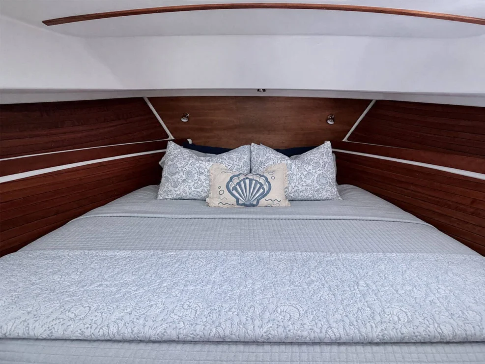 2010 Back Cove 33, v-berth.