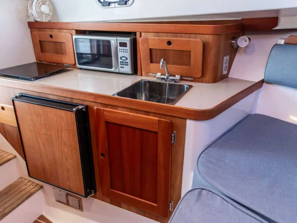 2007 Hunt Yachts Surfhunter 29 for sale - Galley Appliances and Storage