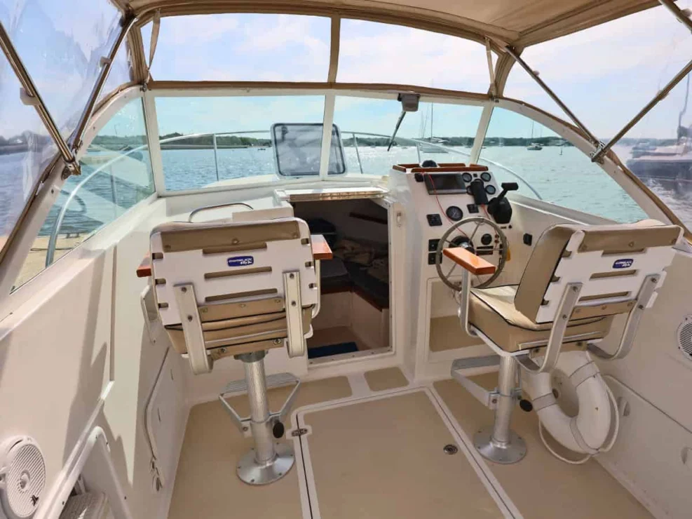 2003 Hunt Yachts Surfhunter 25 for sale - looking forward to helm station