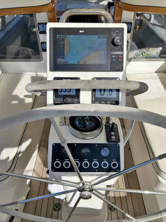 Lyman Morse 63 for sale, helm.