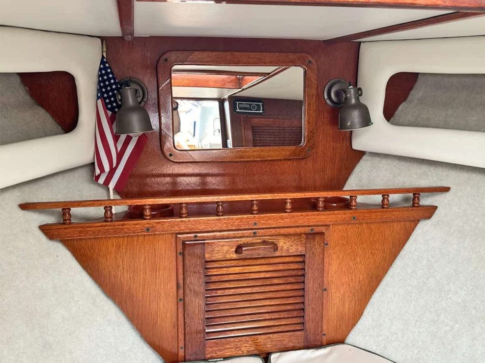 1990 Windsor Craft 26 Picnic Boat, cabin detail.
