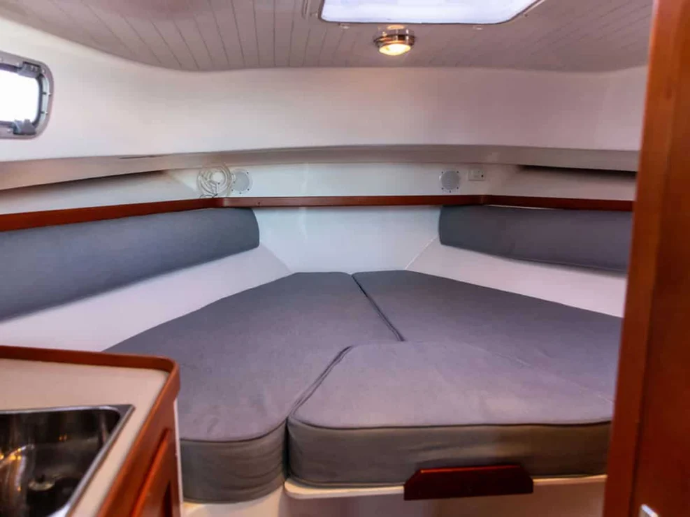 2007 Hunt Yachts Surfhunter 29 for sale - V-berth